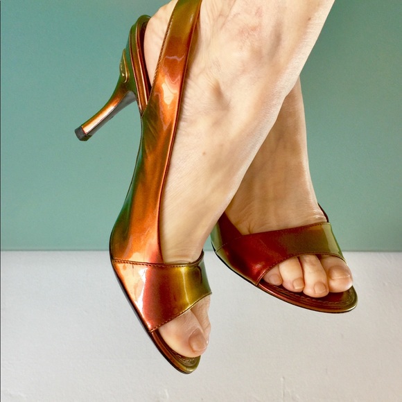 LOUIS VUITTON RUNWAY GOLD/COPPER/GREEN IRIDESCENT PATENT MID-HEEL SANDAL - Picture 8 of 16